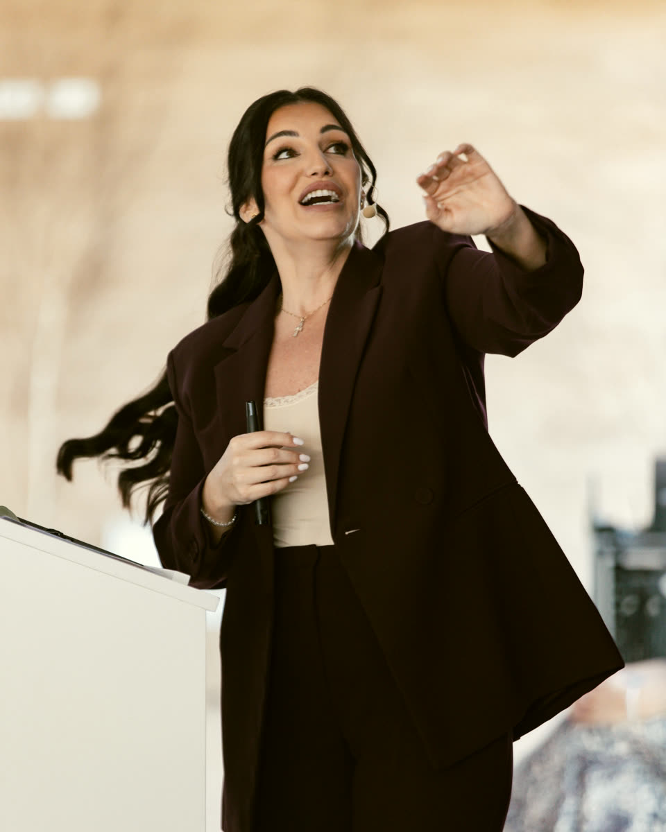 Diana Stellar a palestrar em palco